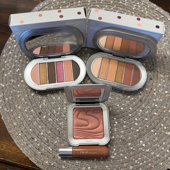 Eyeshadow Palette and Lip Gloss Set - Bronze and Brown including a Highlighter - Picture 2 of 8